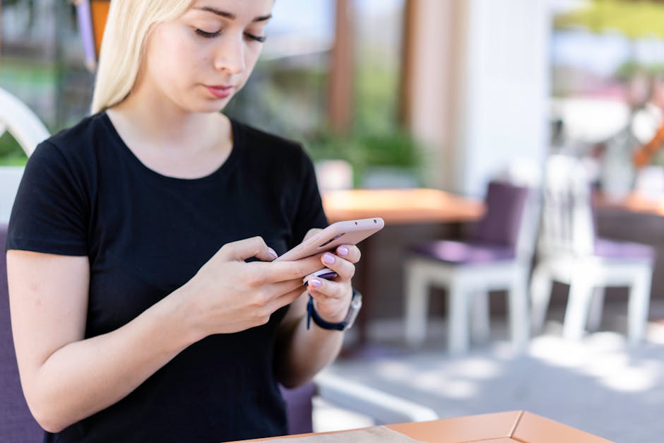 Persona che usa lo smartphone per cercare ristoranti