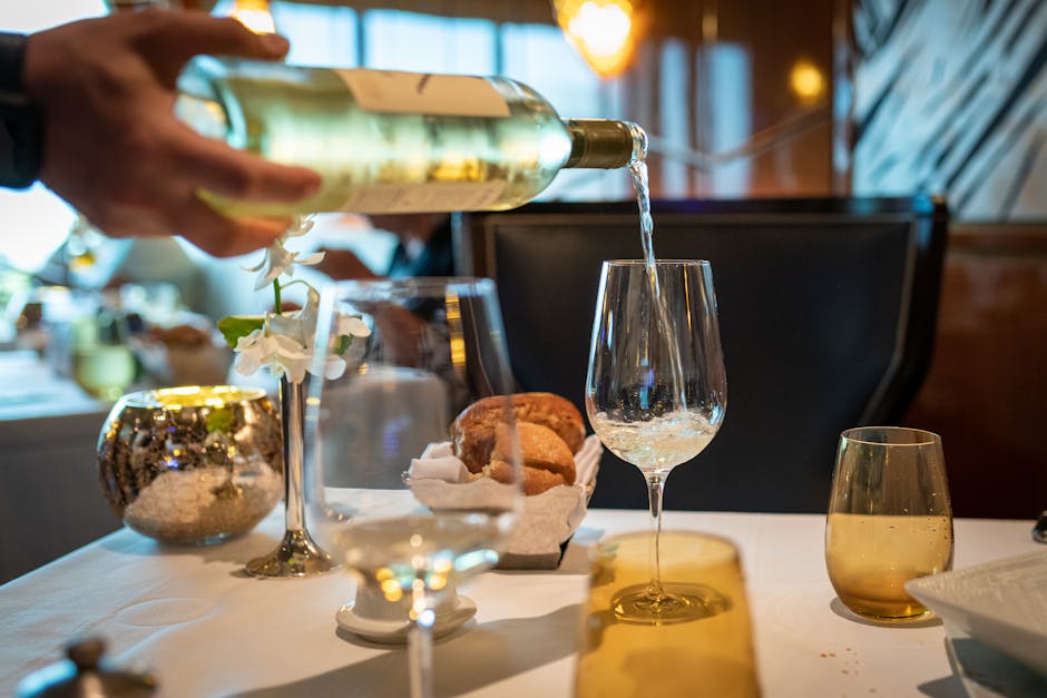 Versare vino durante una cena elegante
